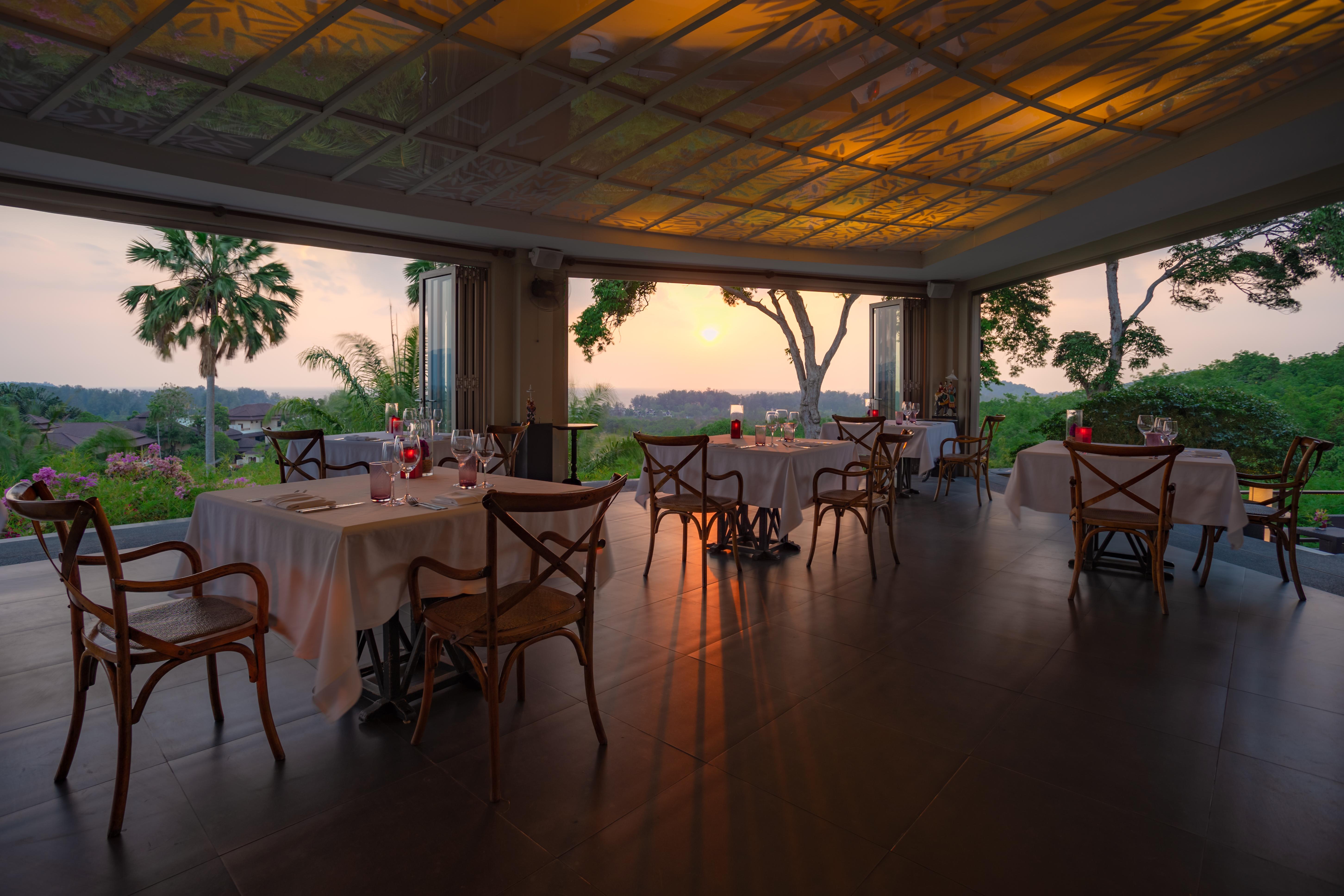 The Pavilions Phuket (Adults Only) Bang Tao Beach  Zewnętrze zdjęcie The restaurant at the Taj Bengal